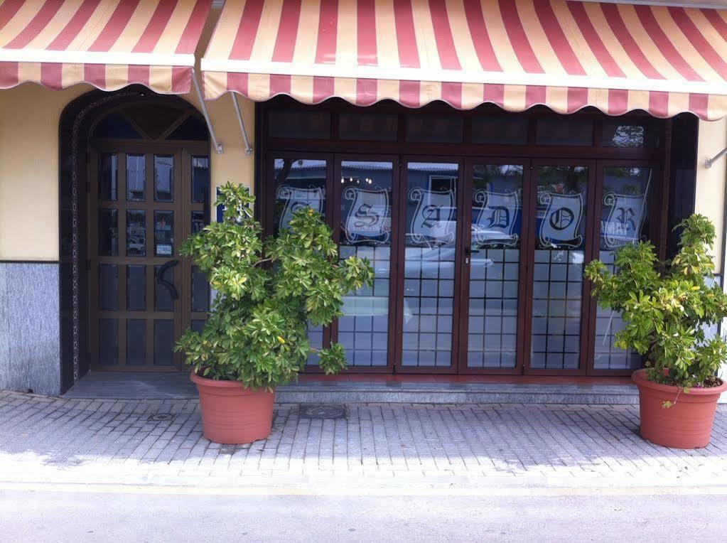 Hostal El Puerto Caleta De Velez Exterior foto